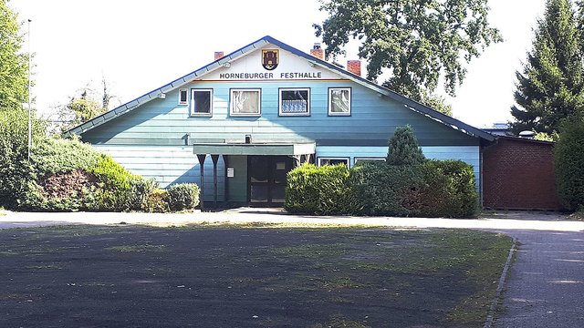 Die baufällige Festhalle soll einem Neubau für die Feuerwehr weichen. Noch gehört das Grundstück aber dem Schützenverein | Foto: lt