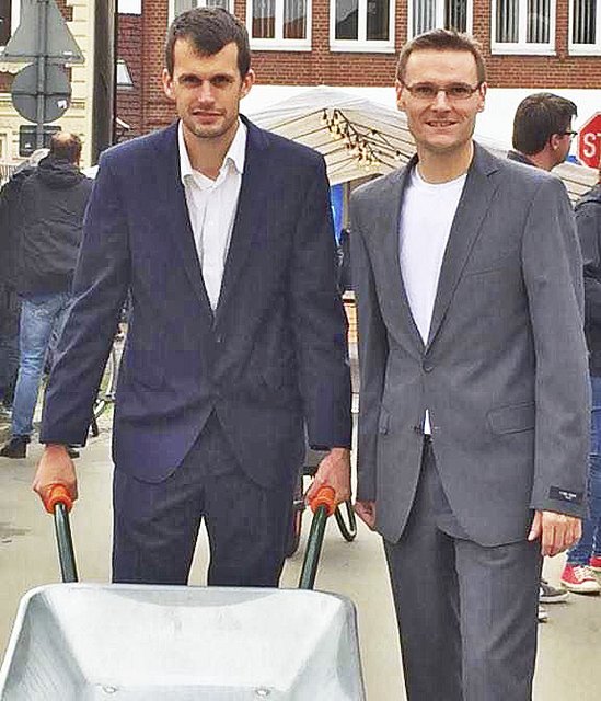 "Nur noch fünf Schubkarren": Läufer Udo Feindt (re.) mit Team-Kollege Marcel Schlag | Foto: privat