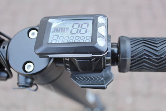 Der schwarze Hebel ist fürs "Gas", die Knöpfe oben und unten für die Tempostufen