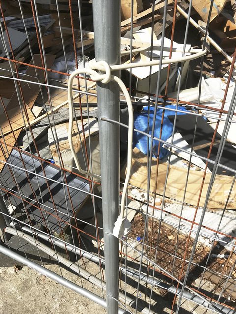 Statt Kabelbinder wurden alte Elektrokabel zur Sicherung der Bauzäune benutzt