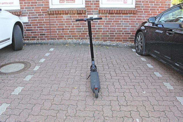 Nimmt wenig Platz weg und ist eine gute Ergänzung zum Nahverkehr: der handliche und flotte E-Scooter