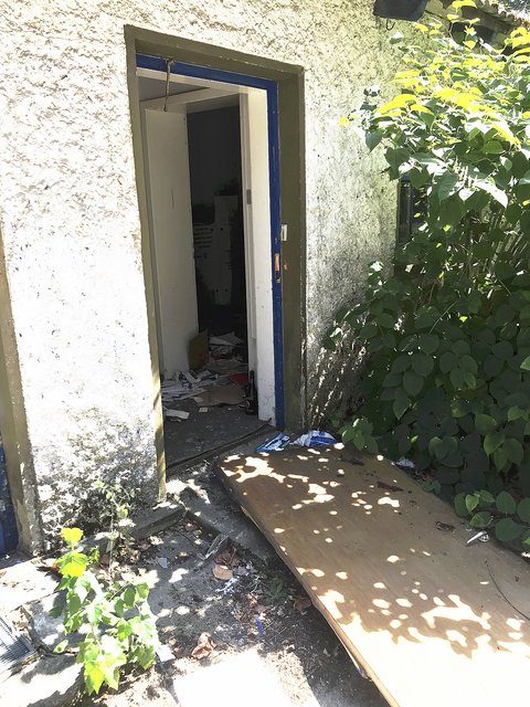 Die Tür ins Innere der Ruine 
steht weiterhin offen