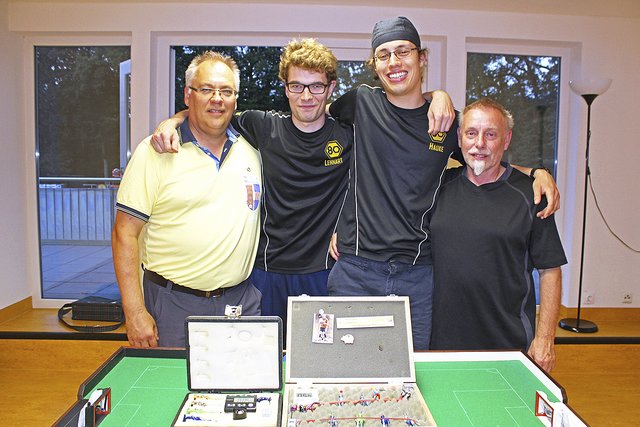 Die MTV-Mannschaft mit (v. li.) Guido Johannsen, Lennard Johannsen und Hauke Herdan mit dem ehemaligen
Tipp-Kick-Meister Hacky Jüttner