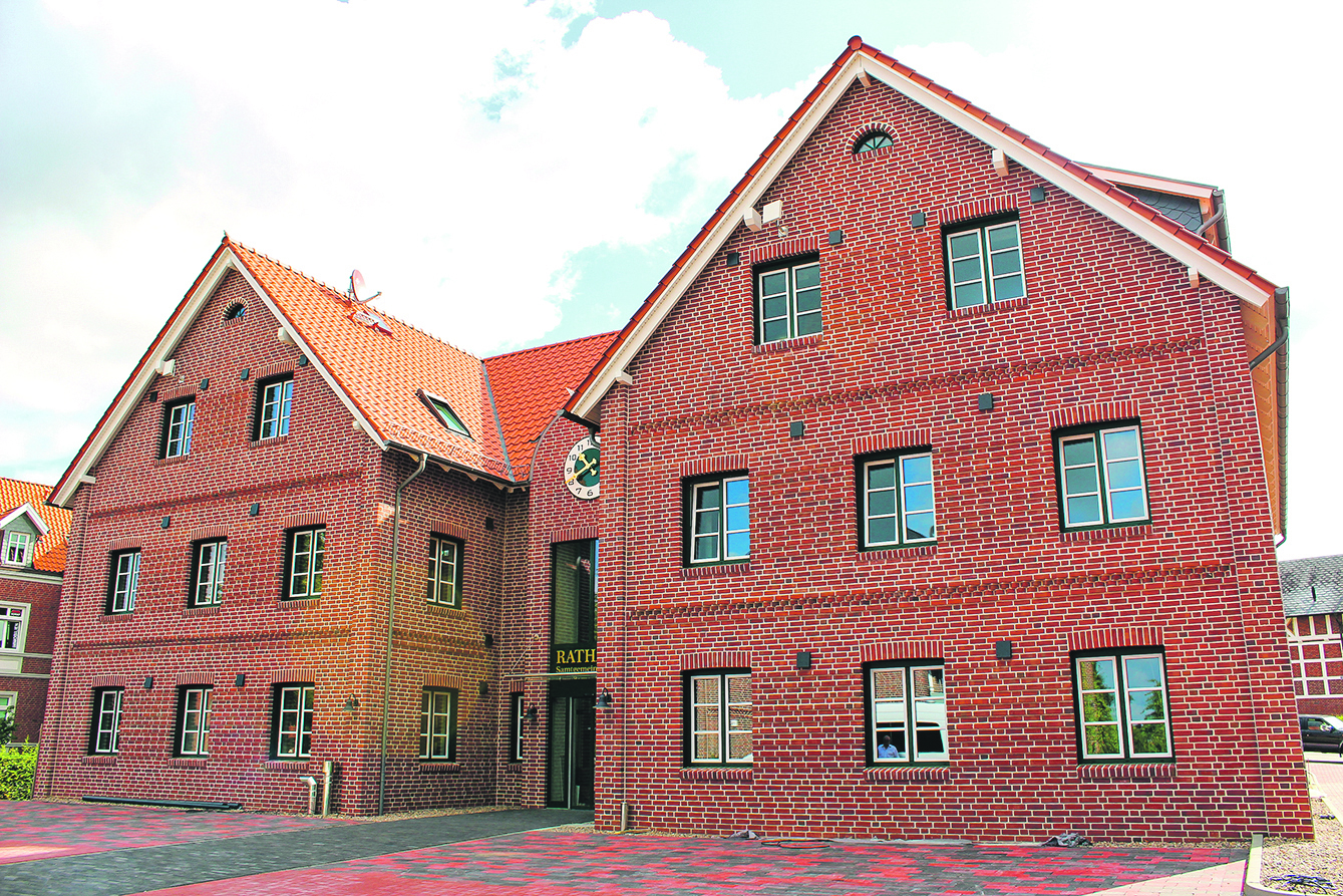 Das neue Rathaus der Samtgemeinde Lühe ist fertig und wird in diesen Tagen bezogen - hier die Ansicht vom Parkplatz Foto: wd