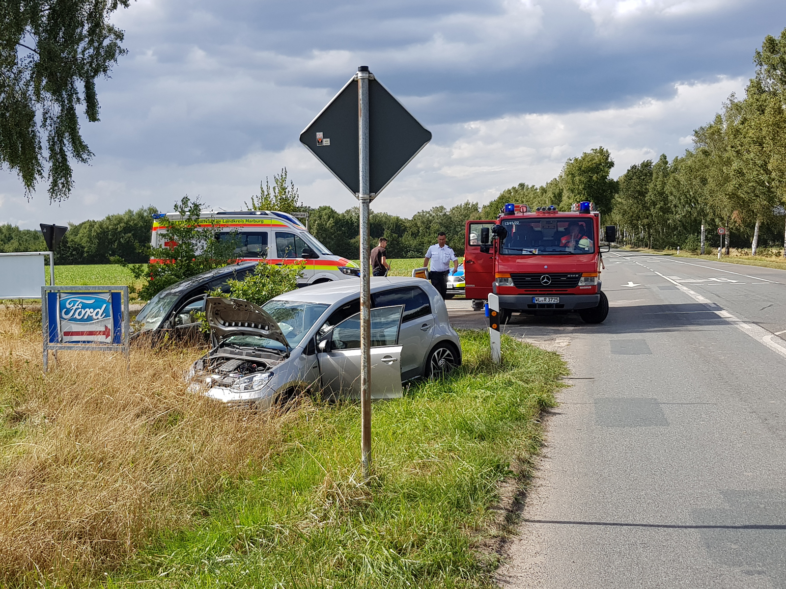 Nach der Kollision landeten beiden Fahrzeuge im Straßengraben