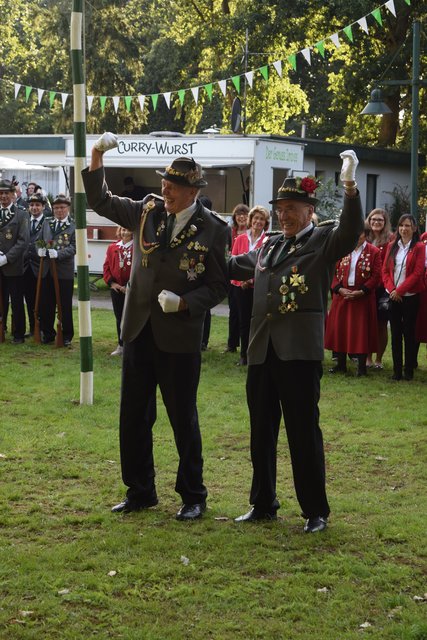 Große Freude beim neuen Schützenkönig Horst Braker (li.)