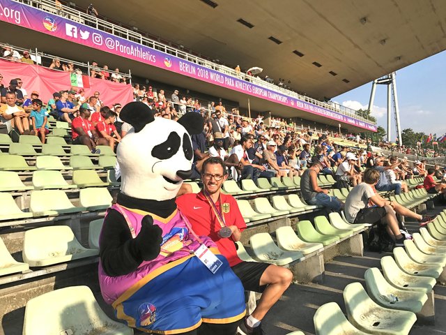 Spaß auf der Tribüne: Der Sportler mit dem Maskottchen der "ParaAthletics"  Foto: privat
