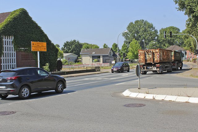 An der Bundesstraße B73 im Ortszentrum plant die Politik einen Kreisverkehr Fotos: tp/archiv