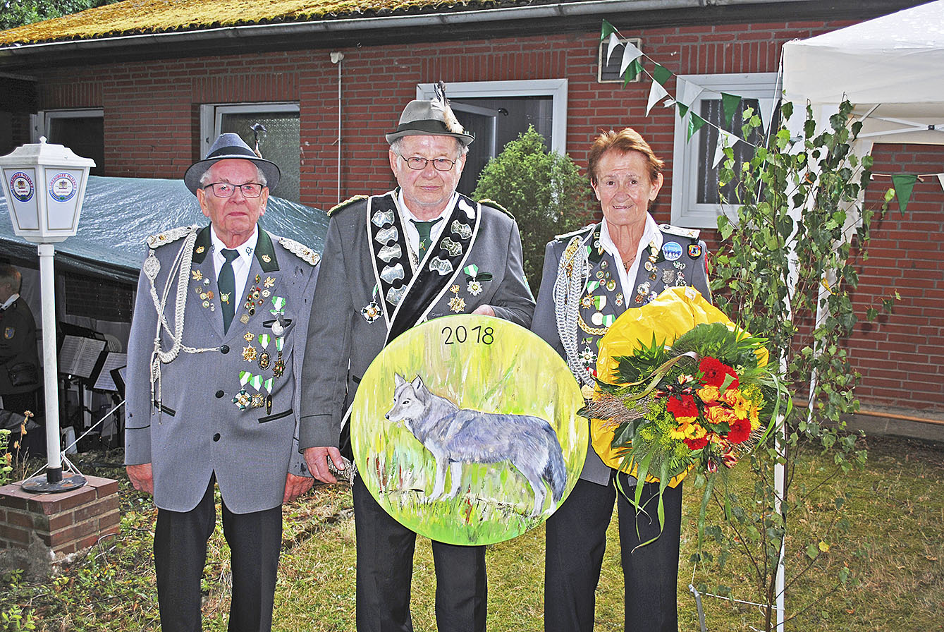 Mit Königsscheibe: Majestät Peter Behr (Mi.) und die Adjutanten Klaus Ziehn und Giesela Meyer Foto: ce
