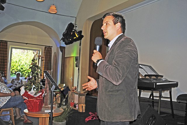 Brachte eine erblühende Rose mit: Pastor Martin Alex von der Gesamtkirchengemeinde Salzhausen-Raven