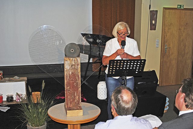 "LKG steht auch für Transparenz": Bürgermeisterin Malene Schröder 
brachte einen Engel mit Flügeln aus Plexiglas mit Fotos: ce