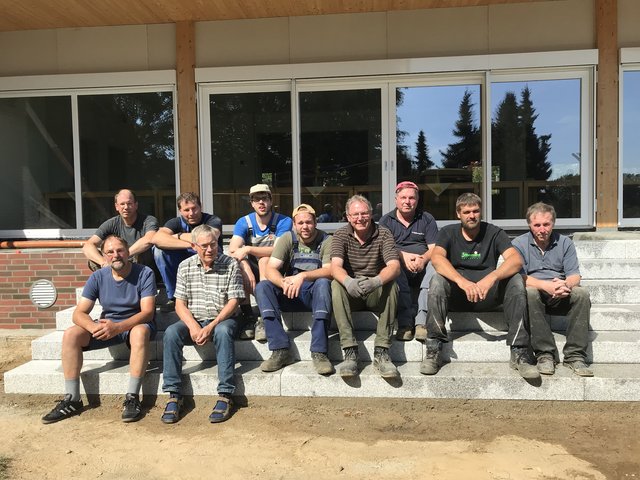 Sie waren an den 3.300 Stunden ehrenamtlicher Arbeit auf der Baustelle maßgeblich beteiligt: LKG-Vorsitzender Wolfgang Stöckmann und die Kern-Mannschaft der Bautruppe | Foto: privat