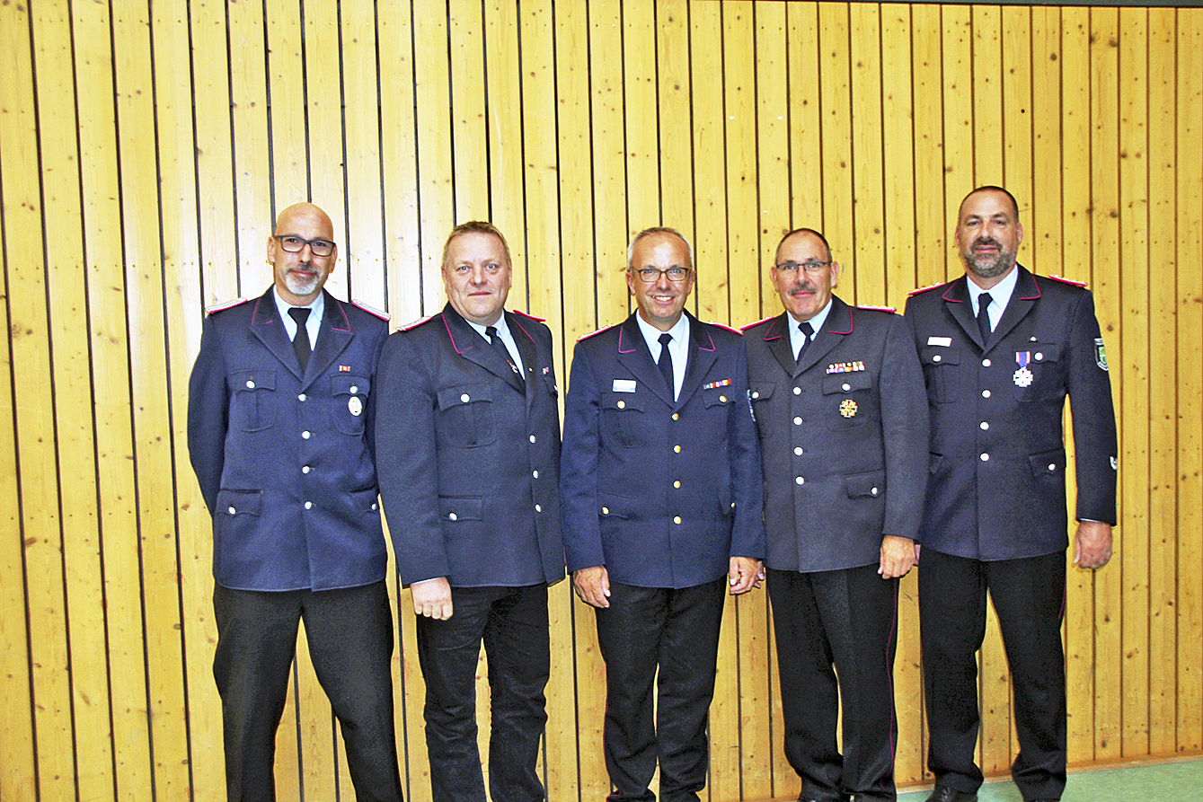 Glückwunsch zur Ehrung (v. li.): Friedrich-Hermann Vick, Michael Stutzer, Volker Bellmann, Frank Hupertz und Rainer Wendt