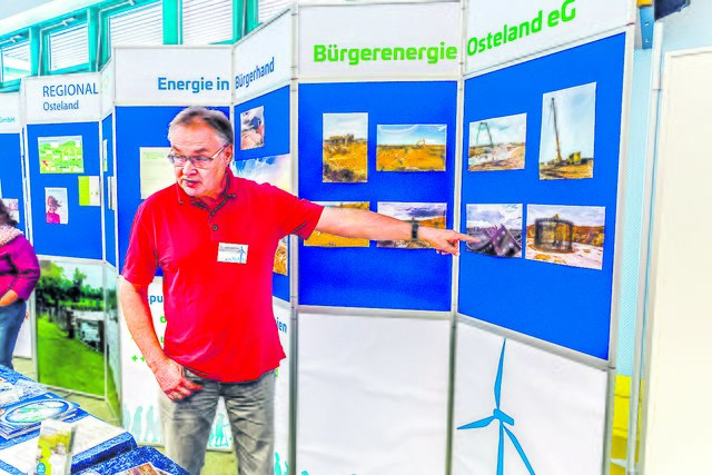 Genossenschaft Bürgerenergie Osteland: Aufsichtsratsvorsitzender Lutz Bötcher erläutert den Baufortschritt bei der Bürgerwindkraftanlage Brobergen
