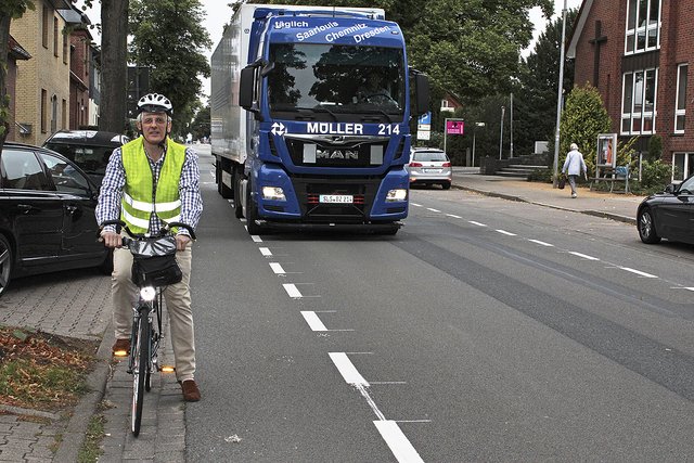 Gefährlich: Bei Gegenverkehr fahren vor allem Lkw über die Streifen und gefährden dadurch Radfahrer