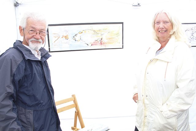 Uschi und Hilmar Reinke vor den
Werken von Sven Brauer