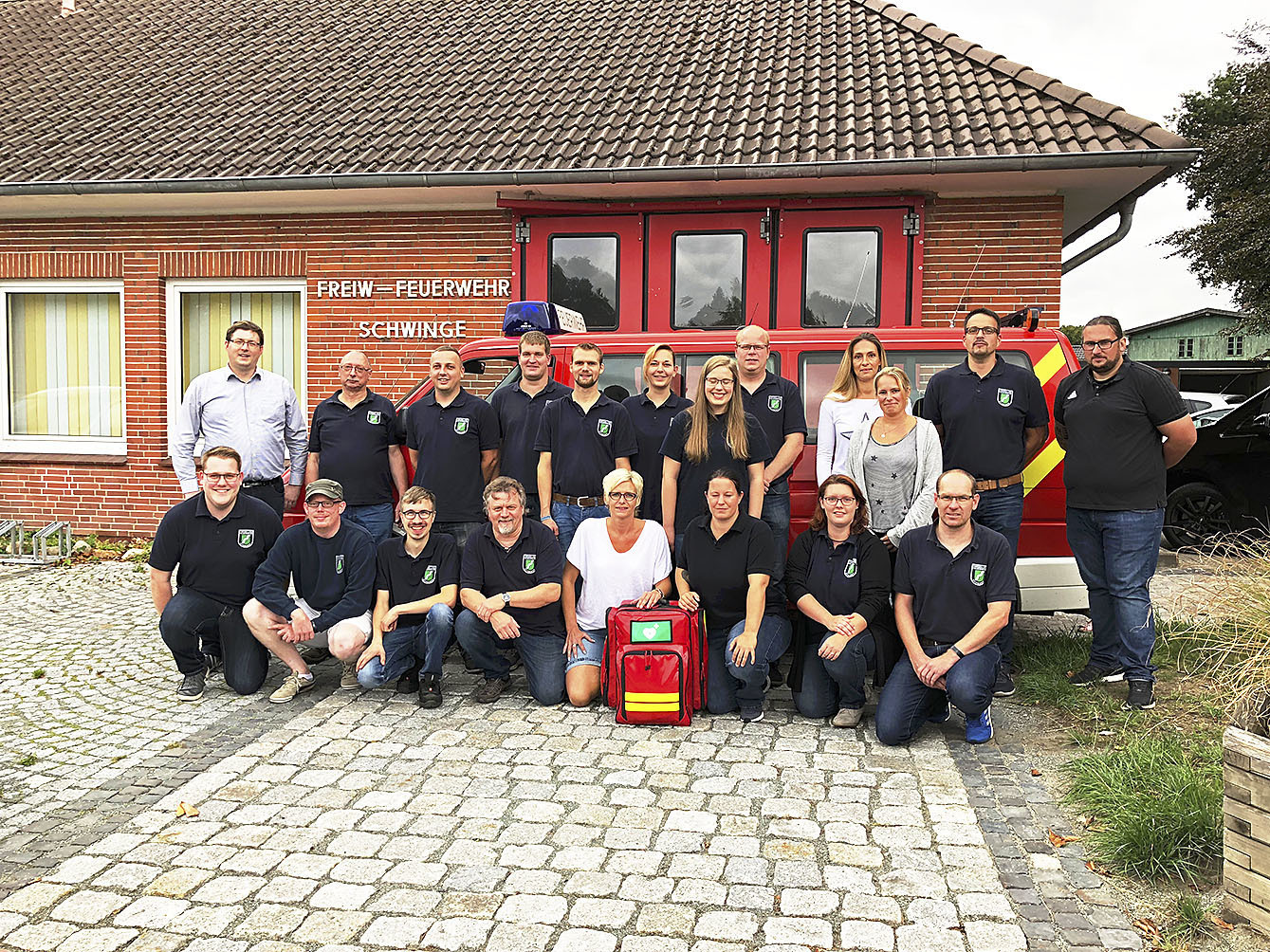 Die Mitglieder der AED Gruppe mit dem Notfallrucksack