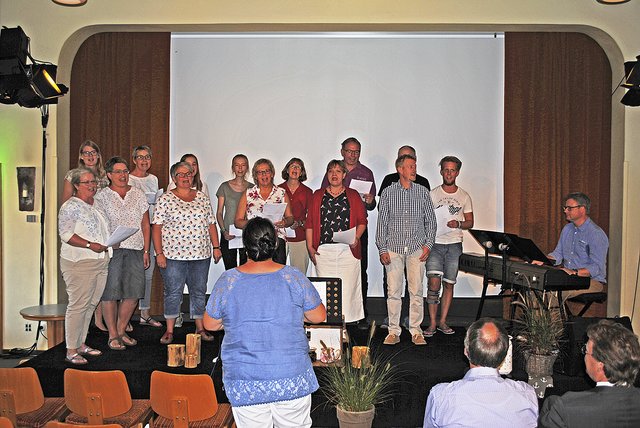 Sorgte für musikalische Unterhaltung: ein eigens für die Einweihung gegründeter Projektchor unter der Leitung von Birgit Harms