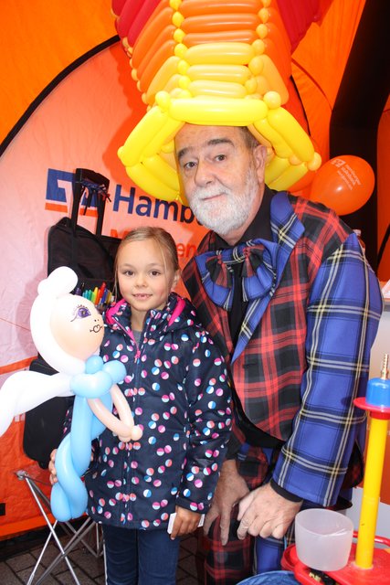 Lea (6) ließ sich von Thomas "Tommy" Stephan einen Luftballon modellieren