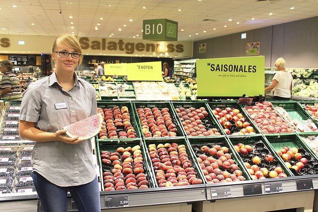 Marktkauf-Auszubildende Nina Peters in der neu eingerichteten Obst- und Gemüseabteilung