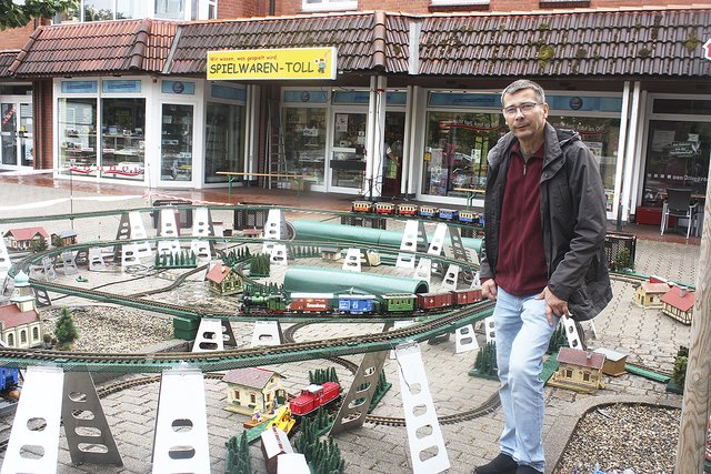 Ein Hingucker: die Freiluft-Eisenbahn von Bruno Toll