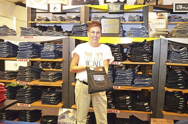 Fachberaterin Isolde Wohlien empfiehlt den Kunden die passende Jeans