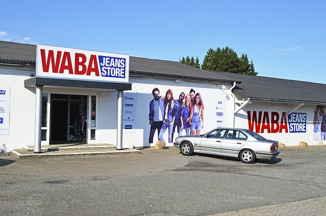 Der WABA Jeans Store in Seevetal liegt verkehrsgünstig und bietet kostenlose Parkplätze direkt vor dem Geschäft