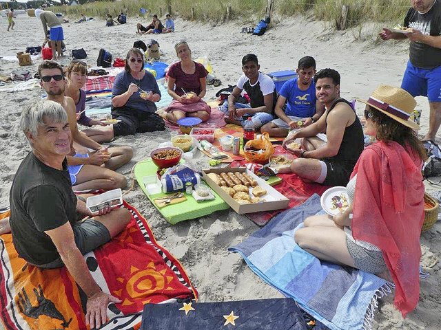 Auch durch gemeinsame Ausflüge, wie hier an der Ostsee, kann man den "neuen Nachbarn" eine Stütze sein