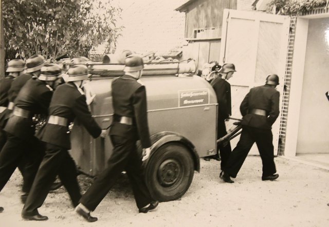 Aus alten Zeiten: Einzug der Motorpumpe in das 1961 gebaute Gerätehaus  Foto: privat