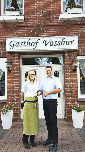 Louisa Buschmann und Jürgen Niehoff jr. freuen sich gemeinsam über den Erfolg | Foto: Vossbur