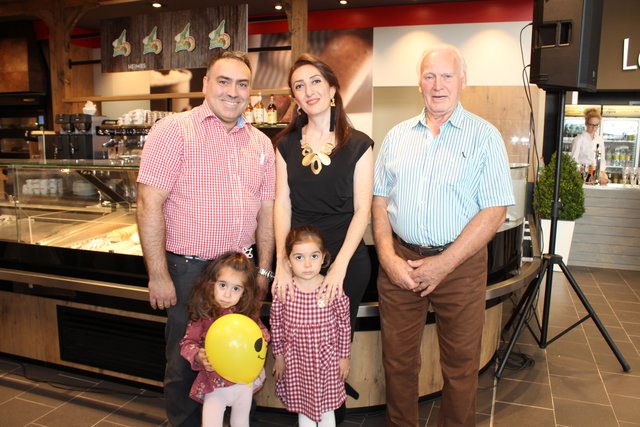 Familie Marciniak mit Raul und Hasmik, den Kindern Cienna Lien (2) und Efka Lyna (4) sowie Seniorchef Rainer Marciniak betreibt bei Famila eine Bäckereifiliale mit Café