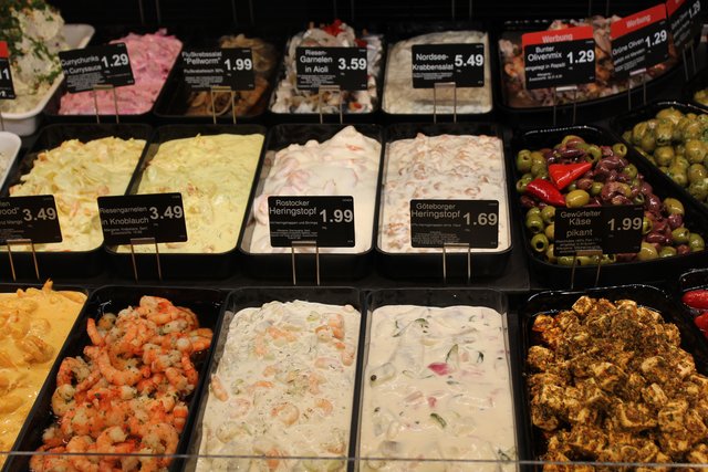 Hausgemachte Salate an der Frischetheke