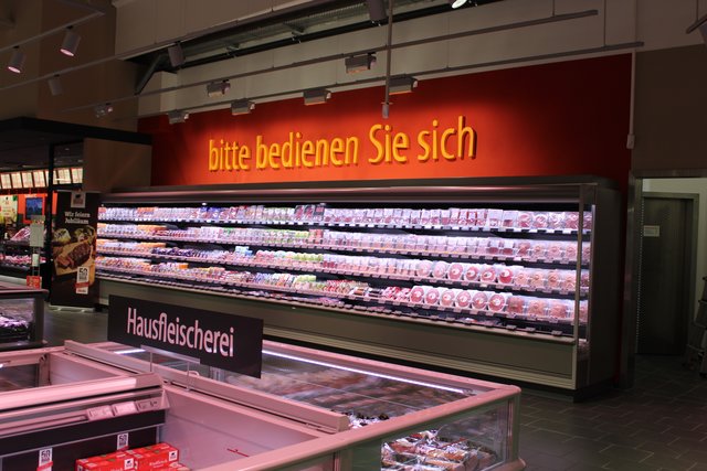 Großes Angebot an SB-Fleisch und Wurst