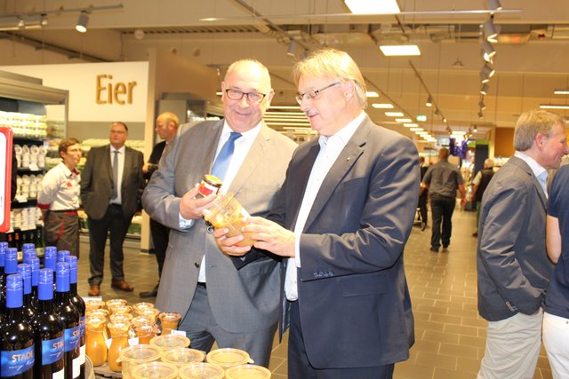 Der stellvertretende Hautpgeschäftsführer der IHK Stade, Holger Bartsch (li.), und Stades Wirtschaftsförderer Thomas Friedrichs beim Eröffnungsempfang