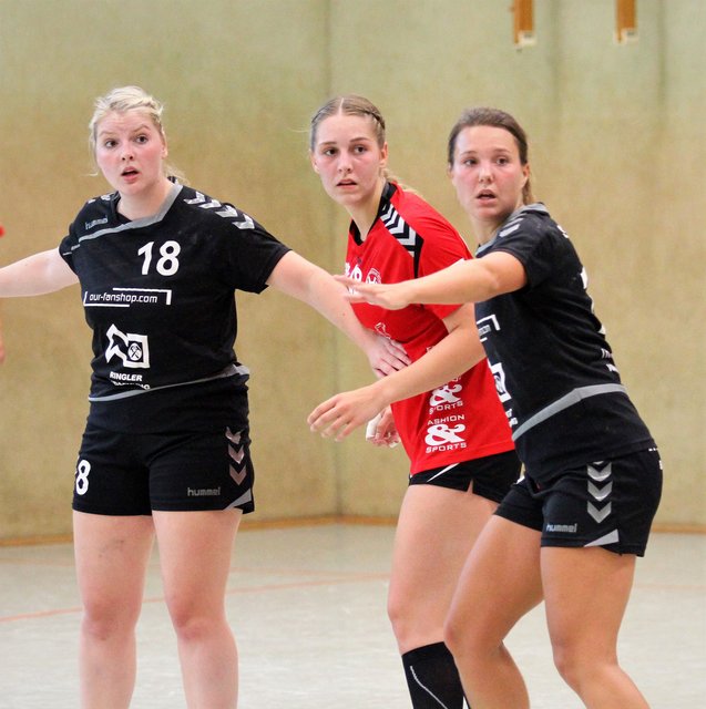 In dieser Szene wird Hollenstedts Neuzugang Mia-Marie Leun (vom Buxtehuder SV), von zwei Gegenspielerinnen des SV Altencelle in Kurzdeckung genommen