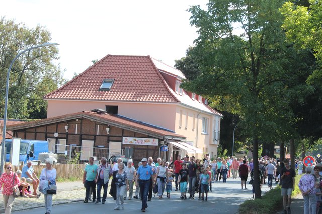 Die Besucher schoben sich durch den Ort