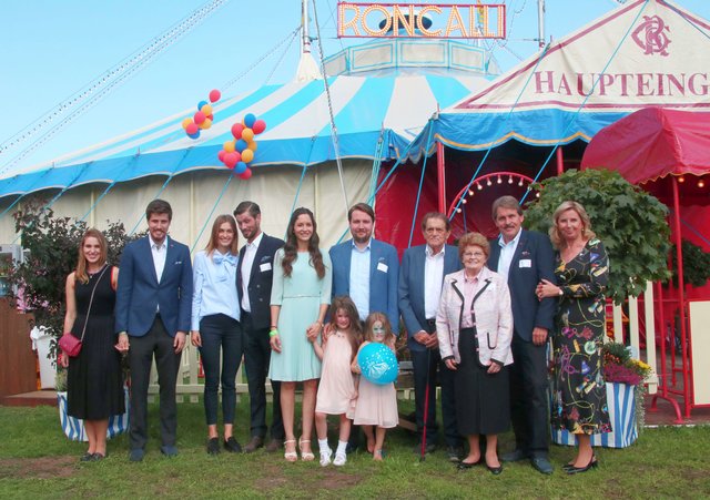 Ein rundum gelungener Auftritt: die Familie Viebrock hat ihre Gäste mit einer tollen Feier im Zirkuszelt verzaubert