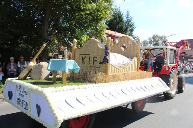 Die Gruppe "Korn im Feldbett" zeigte "Ein Bett im Kornfeld"