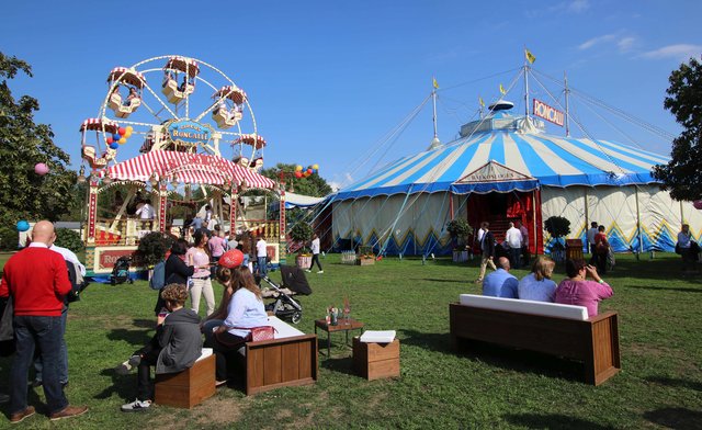 Jahrmarktstrubel auf dem Firmengelände