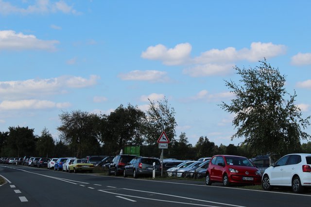 Der Straßen-Seitenraum wurde kilometerlang zum Parkplatz