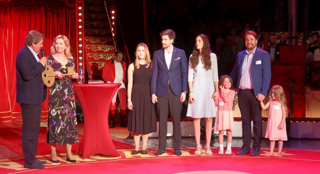 Andreas und Annegret Viebrock (li.) bei der symbolischen Schlüsselübergabe an die nächste Generation