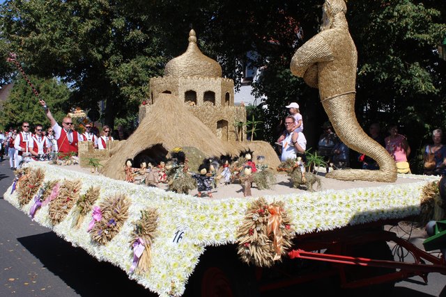 Phantasievoller Wagen auf dem Umzug