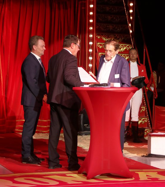 Gustav Viebrock (re.) bekommt vom stellvertretenden Bürgermeister Hans-joachim Pankel (li.) und Gemeindedirektor Rainer Schlichtmann die Ehrenbürgerwürde verliehen