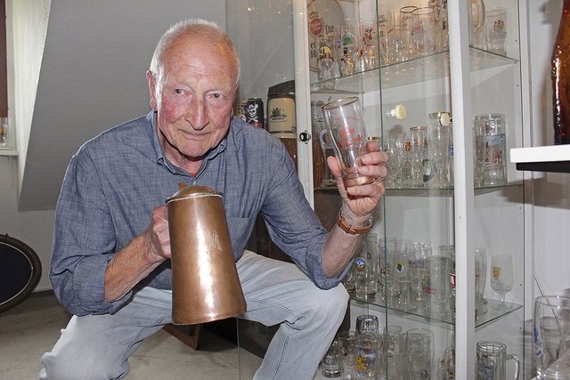 Vom schweren Zinnkrug mit Henkel bis zum handlichen "Willi"-Becher: Wilhelm Meiborg ist stolz auf seine Sammlung