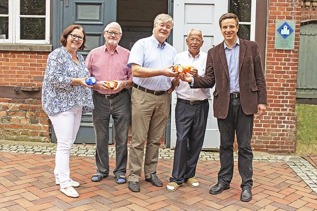 Werben für die Sparschwein-Aktion (v. re.): Kuratoriums-Vorsitzender, Pastor Martin Alex,
und die Mitglieder Günter Jost, Michael Danne, Rainer Mestmacher und Karin Kruse