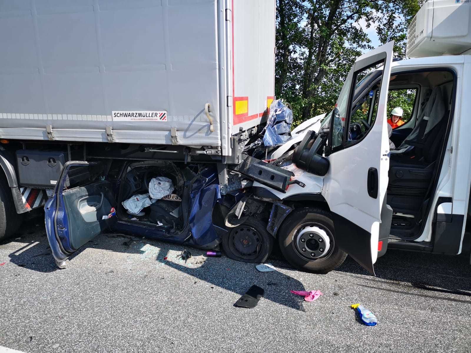 Der Pkw wurde komplett unter den Lkw geschoben