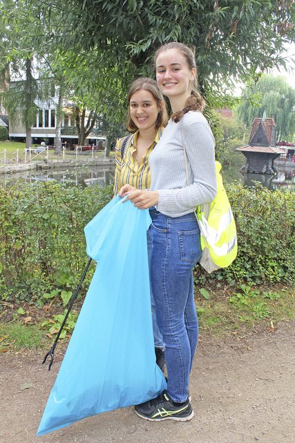 Pauline Bellmann (li) und Franka Felgentreu waren im Stadtpark im Einsatz