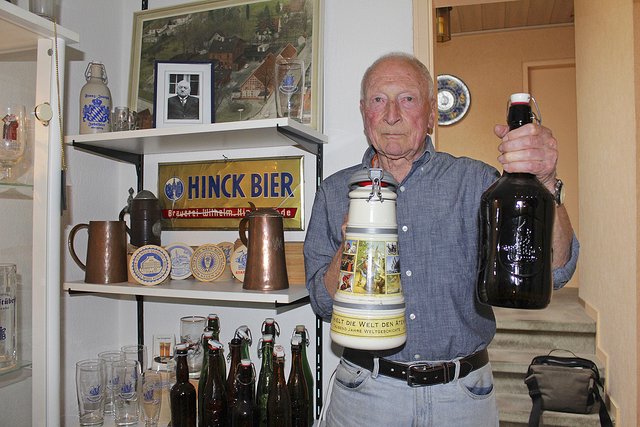 Jumbo-Flaschen, Steingut-Krüge, Brauerei-Schilder und sonstige Brauereiartikel stellt Wilhelm Meiborg in seinem Mini-Museum aus