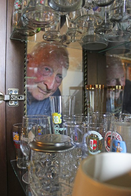 Randvolle Vitrine: Stolz lässt Wilhelm Meiborg den Blick über seine Bierglas-Kollektion schweifen