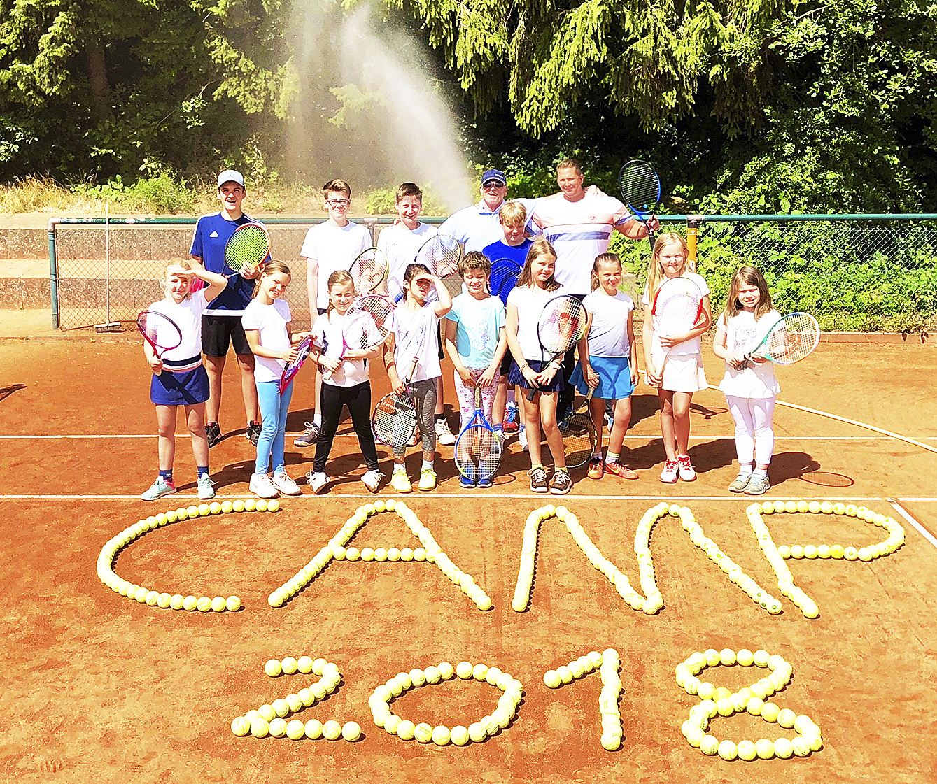Jugendwartin Anja Schlichting sowie die Trainer Rudi Jerabek und Dennis Schack haben wieder eine Mischung aus Tennis sowie Spaß und Spiel in der Gruppe organisiert, die von den Kindern und Jugendlichen begeistert angenommen wurde